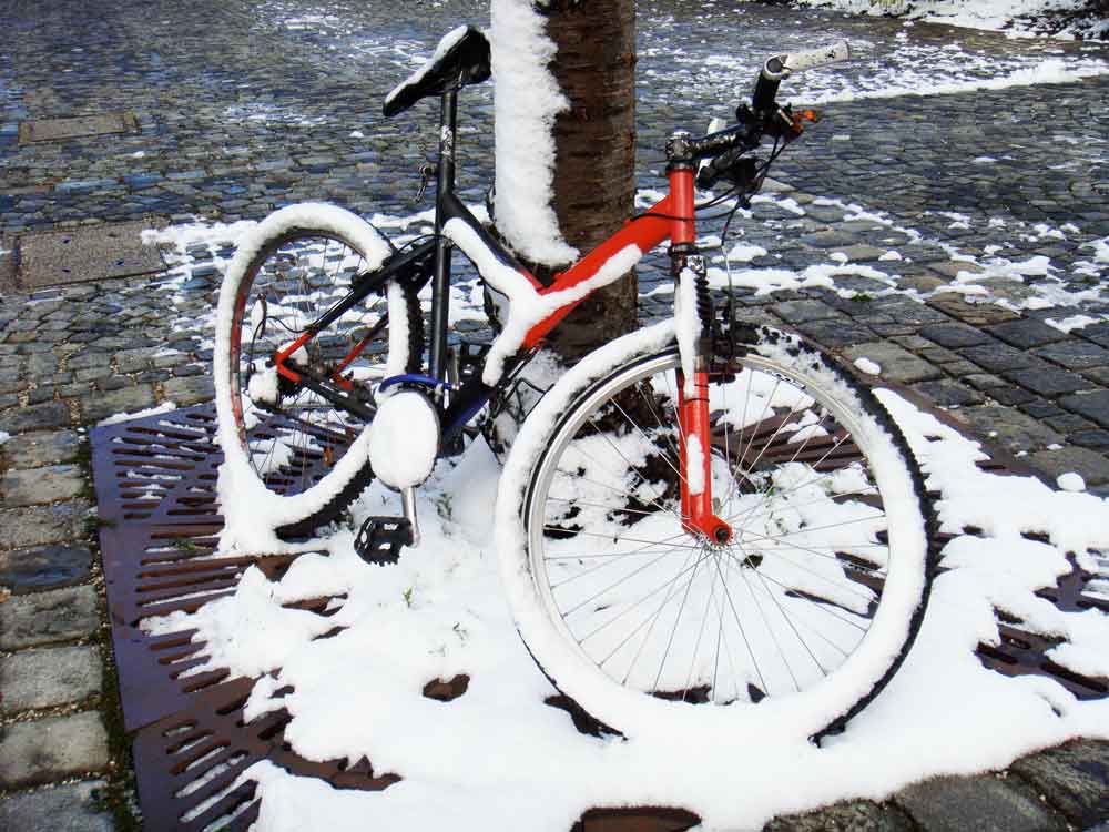 fahrrad mit schnee